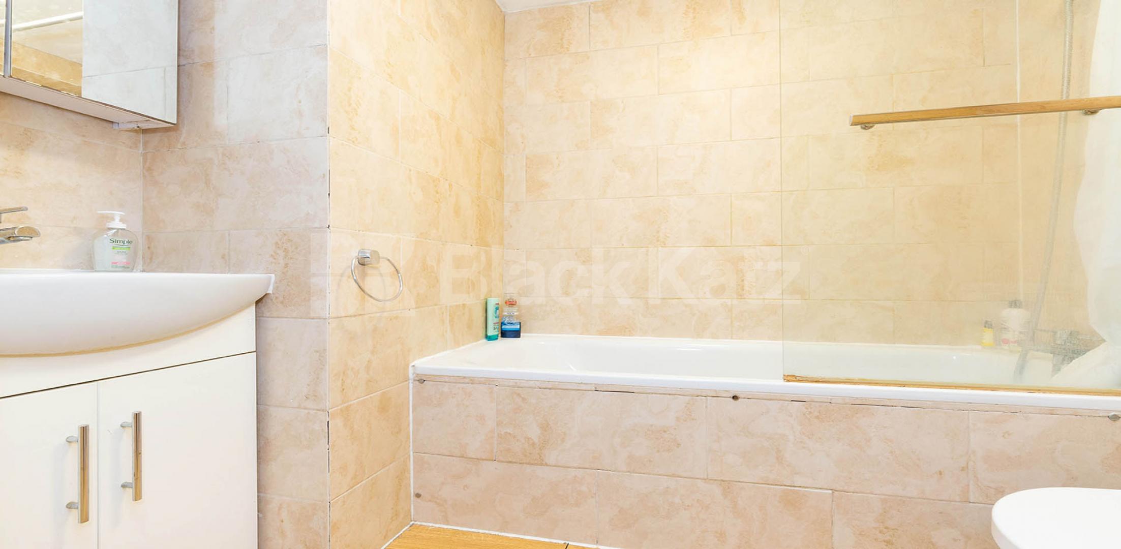 			SPACIOUS 3 BED MINS TO TUBE!, 3 Bedroom, 1 bath, 1 reception Flat			 Criterion Mews, ARCHWAY 